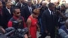 La madre de Michael Brown llega al funeral de su hijo en una iglesia bautista de Ferguson, Missouri. [Foto: Gesell Tobías, VOA].