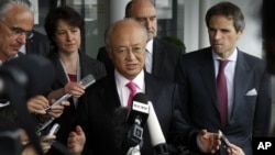 El director general del OIEA, Yukiya Amano, habla a la prensa en el aeropuerto de Viena después de visitar Irán.