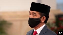Presiden Joko Widodo mengenakan masker untuk mencegah penularan virus corona di Istana Merdeka di Jakarta, 30 April 2020. (Foto: AP)