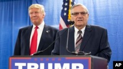 Kandidat presiden Partai Republik Donald Trump dan Mantan Sheriff Arizona Joe Arpaio dalam sebuah konferensi pers saat pemilihan presiden tahun lalu. (File:dok/AP)