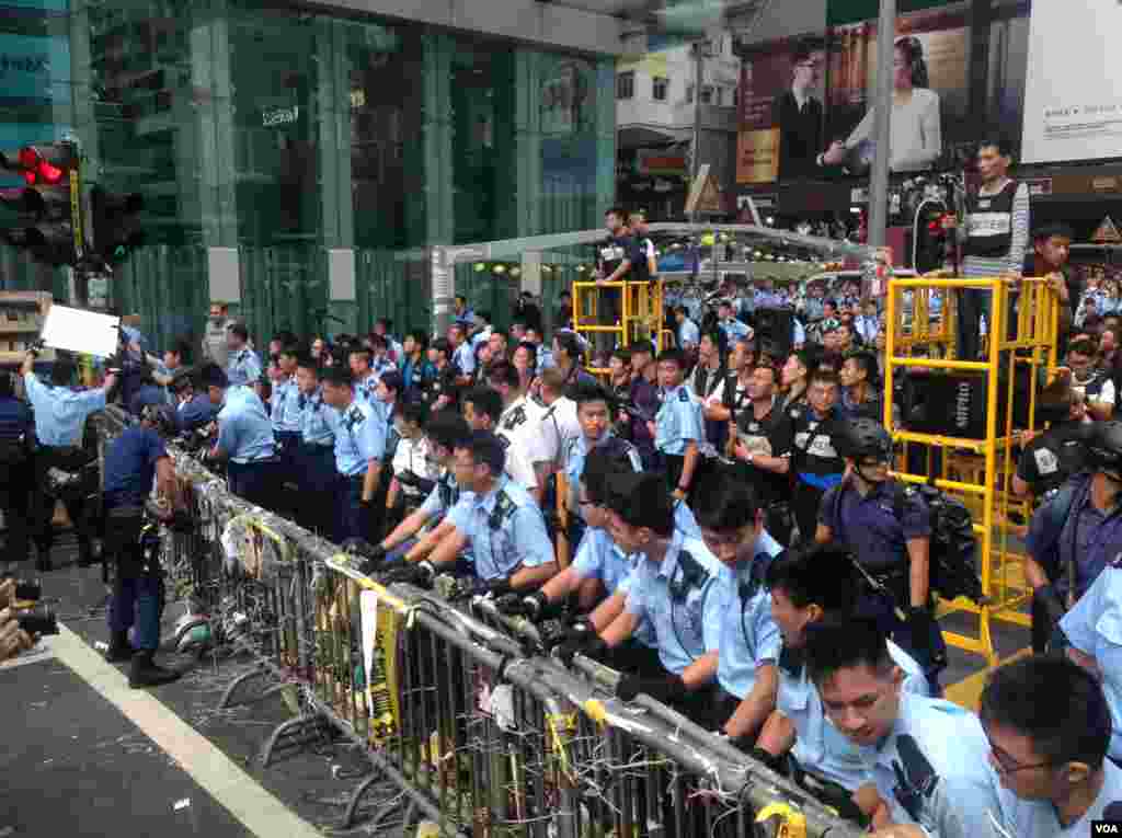 香港警方星期三上午展开强行清场行动（美国之音海彦 拍摄)。