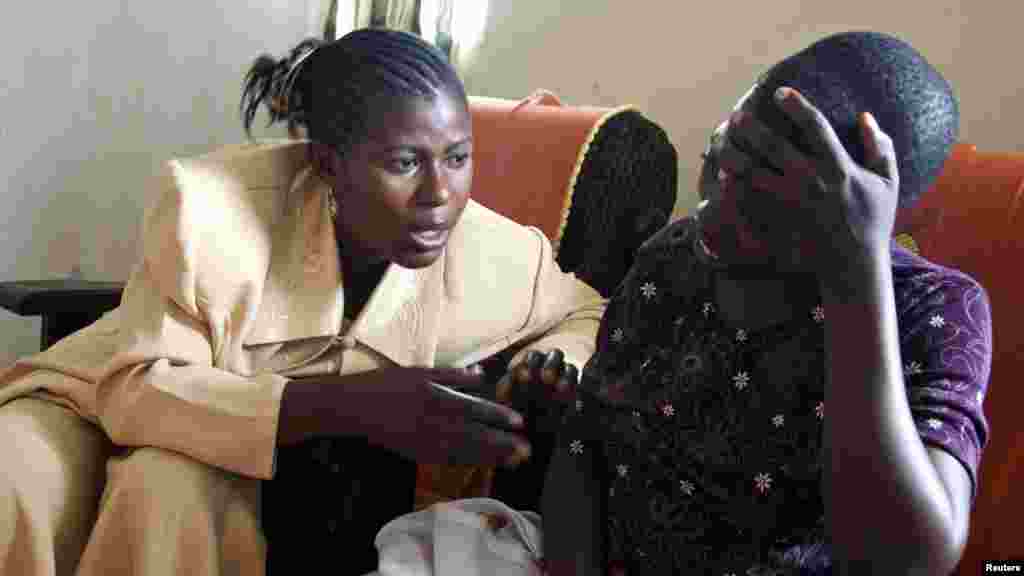 Apollonie, psychologue congolaise, parle avec une victime de viol à l'hôpital de HEAL Africa à Goma. (Photo d'archives).