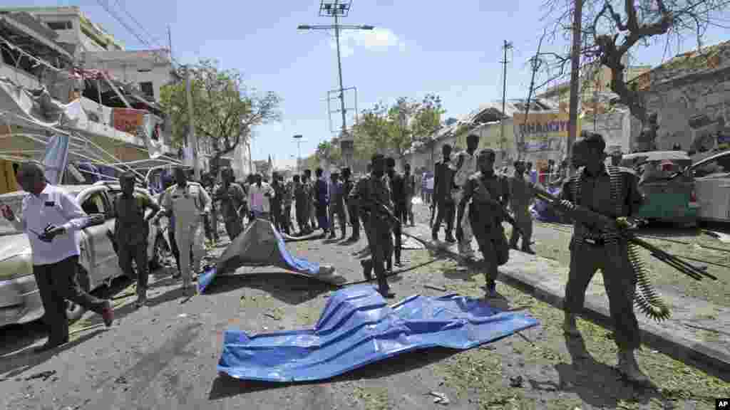 Des soldats somaliens patrouillent après l'attaque à Mogadiscio, en Somalie, le 13 mars 2017.