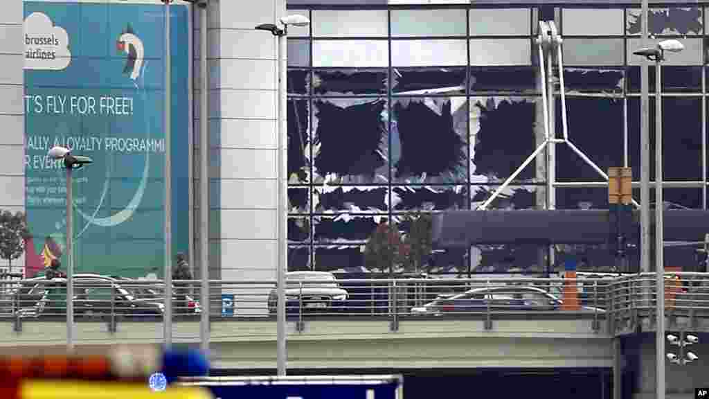 Vitres brisées à l'aéroport international de Bruxelles-Zaventem, le 22 mars 2016.