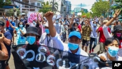 Rakyat melakukan demontrasi anti junta militer dalam protes di Yangon, Myanmar tahun lalu (foto: dok). 