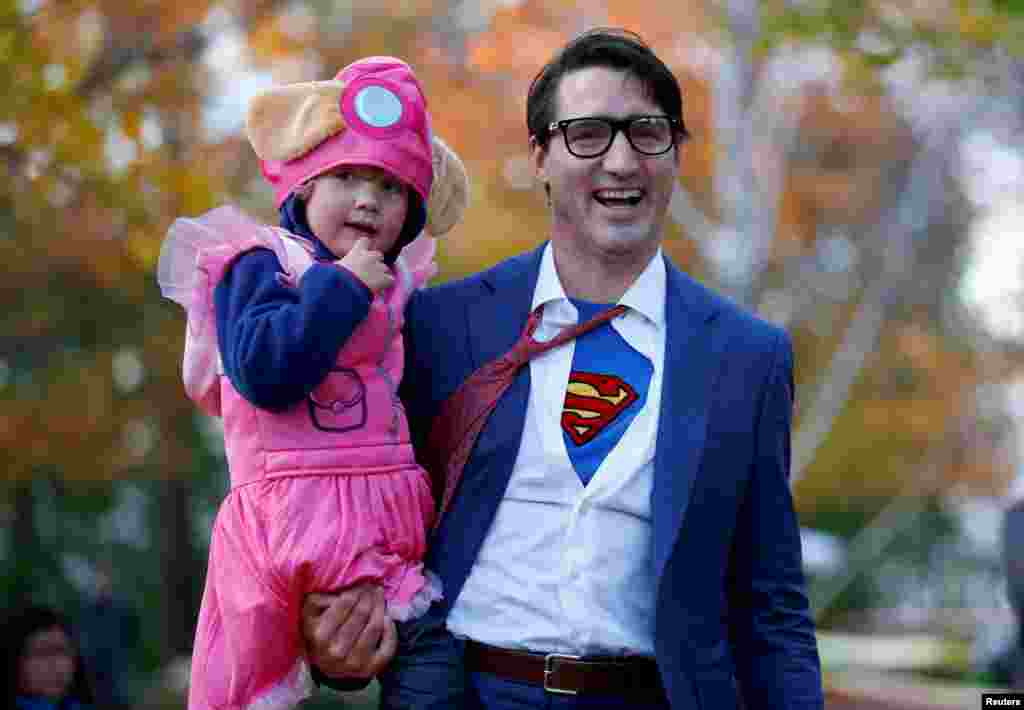 នាយករដ្ឋមន្រ្តីកាណាដា Justin Trudeau និងកូនប្រុសរបស់លោក Hadrien ចូលរួមប្រារព្ធពិធី Halloween នៅក្នុងសាល Rideau Hall រាជធានី Ottawa ប្រទេសកាណាដាកាលពីថ្ងៃទី៣១ តុលា ២០១៧។