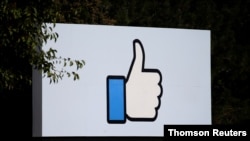 ARCHIVO: Letrero en la entrada de la sede de Facebook en Menlo Park, California.