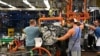 Archivo - Línea de montaje de motores en la planta de General Motors en Spring Hill, Tennessee, Estados Unidos. 22 de agosto, 2019. REUTERS.