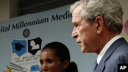 Tsohon shugaban kasar Amurka George W. Bush ya na tsaye a kusa da wata mata mai dauke da kwayar HIV mai haddasa cutar AIDS ko SIDA a asibitin kwalejin koyarwa na Saint Paul Millenium a birnin Addis Ababa, kasar Ethiopia