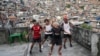 Jóvenes interpretan el estilo de baile callejero conocido como passinho para sus cuentas de redes sociales, en la favela Rocinha de Río de Janeiro, Brasil, el miércoles 17 de abril de 2024. 