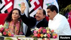 Archivo - El presidente de Nicaragua, Daniel Ortega flanqueado por su esposa, Rosario Murillo, y el presidente de Venezuela en disputa, Nicolás Maduro, en Mangua, el 10 de enero de 2017.