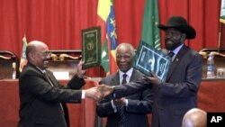 Le president Soudanais Omar el-Bechir (à droite) et son homologue Sud-Soudanais, Salva Kiir (à gauche), à Adddis Abeba.