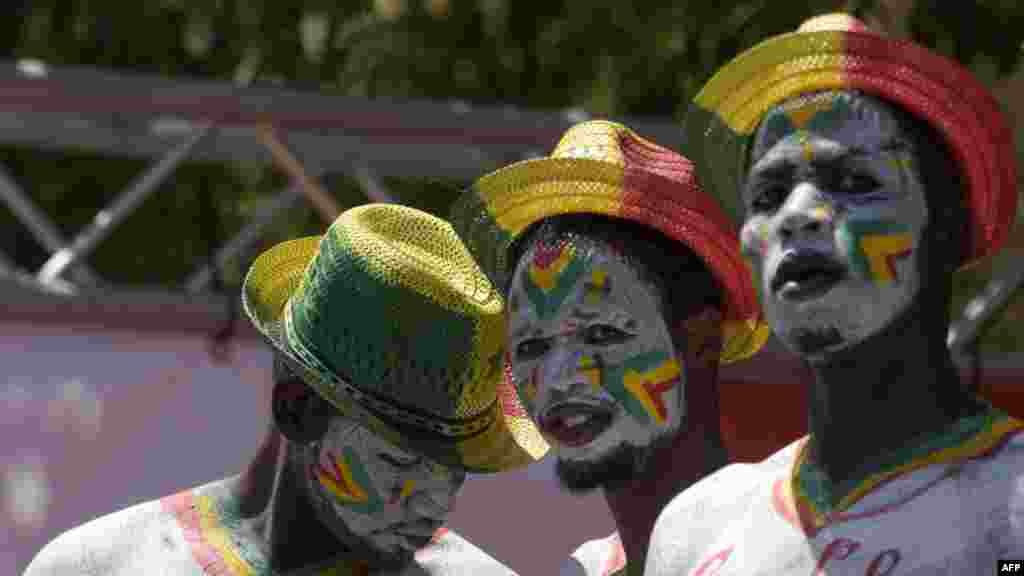 Des supporters avec le visage peint aux couleurs nationales lors de la présentation du trophée président du Sénégal, Macky Sall, à Dakar, le 11 mars 2018.