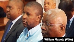 No meio Ndambi Guebuza, com o pai Armando Guebuza à sua esquerda, durante o julgamento do assassino da irmã