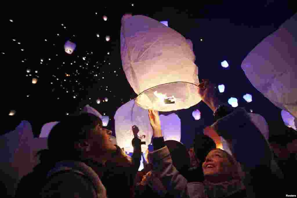 Lentera-lentera pada acara "Kapulica & Lanterns" sebelum Natal di Zagreb, Kroasia (23/12).