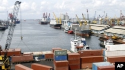 Para pekerja menurunkan muatan kapal dari sebuah kapal di pelabuhan peti kemas di Tanjung Priok, Jakarta, 13 Desember 2012. (Foto: dok). 