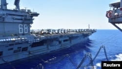 Kapal induk Angkatan Laut AS USS Nimitz menerima bahan bakar dari kapal tanker pengisian armada kelas Henry J. Kaiser USNS Tippecanoe selama pengisian ulang yang sedang berlangsung di Laut Cina Selatan 7 Juli 2020. (Foto: Reuters)