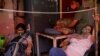 Orang-orang yang mengalami gangguan pernapasan menerima bantuan oksigen di luar Gurudwara (Kuil Sikh), di tengah pandemi virus corona (COVID-19), di Ghaziabad, India, 30 April 2021.