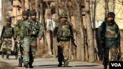 Pasukan keamanan India patroli di Kashmir. Ribuan orang telah tewas dalam pemberontakan separatis di Kashmir-India.