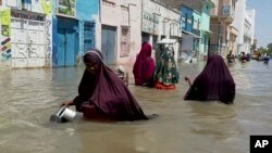 Watu wakipita kwenye maji ya mafuriko nchini Somalia. Picha ya maktaba.