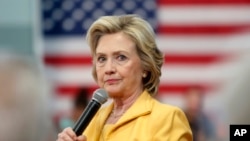 Kandidat presiden Partai Demokrat AS, Hillary Rodham Clinton, mendengarkan pertanyaan dalam kampanye di Nashua, New Hampshire (28/7). (AP/Jim Cole)