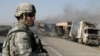 ARCHIVO - Un soldado estadounidense vigila el lugar donde militantes talibanes atacaron un convoy de camiones de suministros en Ghazni, Afganistán, el 24 de junio de 2008. 