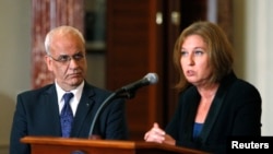 Pimpinan perunding Palestina Saeb Erekat dan Menteri Kehakiman Israel Tzipi Livni saat mengadakan konferensi pers bersama di kantor Kementrian Luar Negeri AS di Washington, 30 Juli 2013. Keduanya akan melanjutkan pembicaraan perdamaian di Yerusalem, Rabu (14/8).