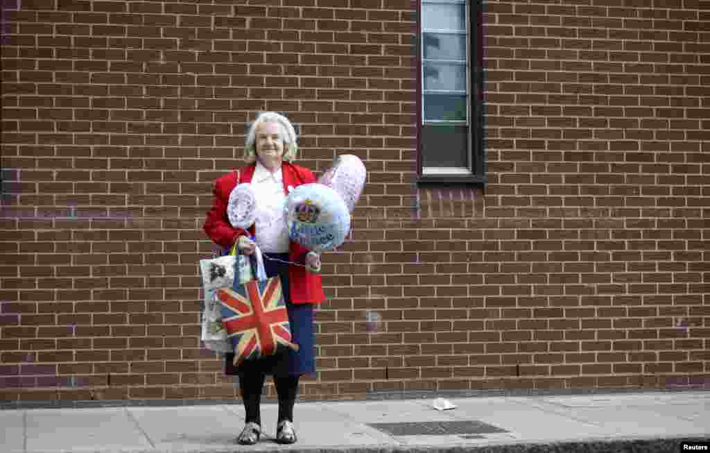 Royal fan Margaret Tyler waits outside the Lindo Wing of St Mary's Hospital, where Britain's Catherine, Duchess of Cambridge is expected to give birth, in London July 20, 2013.