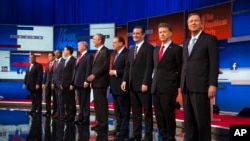 Para kandidat calon presiden Partai Republik, dari kiri ke kanan, Chris Christie, Marco Rubio, Ben Carson, Scott Walker, Donald Trump, Jeb Bush, Mike Huckabee, Ted Cruz, Rand Paul, dan John Kasich, di panggung debat di kota Cleveland, Ohio (6/8). (AP/John Minchillo)