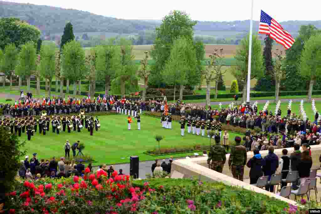 Marinir AS bersama rekan-rekan mereka dari Perancis berkumpul di tempat pemakaman pasukan AS Aisne-Marne di Belleau, Perancis untuk memperingati Hari Pahlawan.