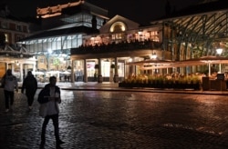 Una poco concurrida área de Covent Garden en el centro de Londres, el sábado 31 de octubre de 2020, después que el primer ministro Boris Johnson anunciara un cierre nacional de un mes para controlar un resurgimiento del coronavirus.