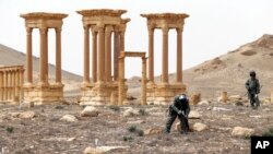 .سربازان سوریه با حمایت حملات هوایی روسیه پالمیرا را در ماه مارس پس گرفتند.