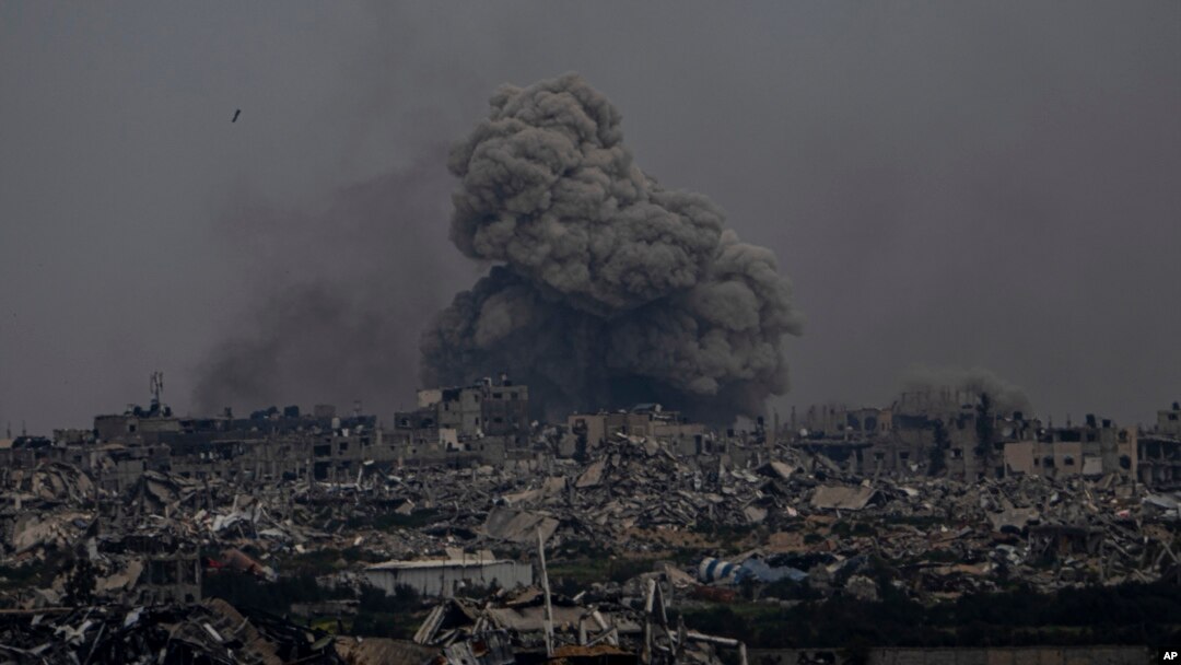 El humo y las explosiones se elevan dentro de la Franja de Gaza, vistos desde el sur de Israel, el 17 de marzo de 2024.
