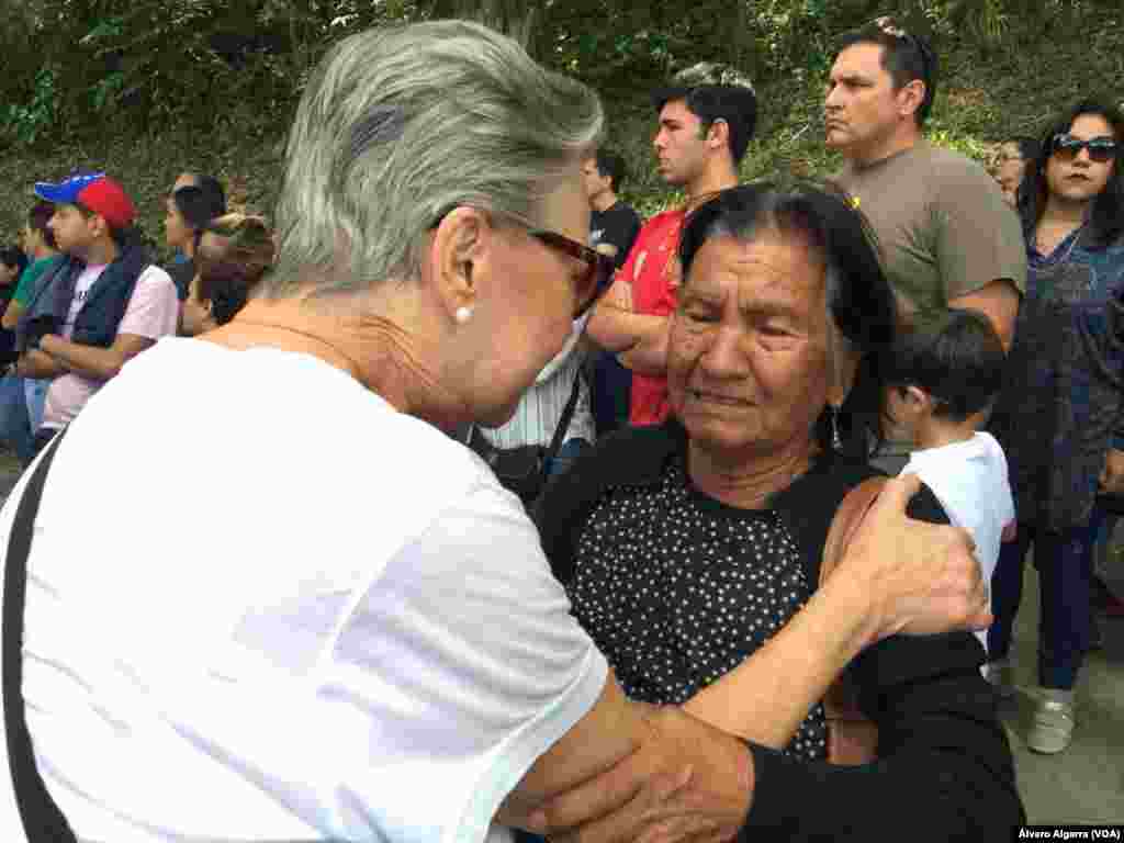 Familiar de víctima de la masacre de 'El Junquito' llora en entierro de su ser querido el 20 de enero de 2018 en Caracas, Venezuela.