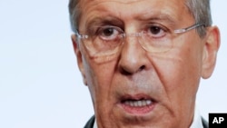 Après les entretiens des présidents Trump et Poutine, le ministre russe des Affaires étrangères Sergey Lavrov donne des détails sur le cessez-le-feu du sud-ouest de la Syrie décidé lors du sommet du G20 à Hambourg, au nord de l'Allemagne, le vendredi 7 juillet 2017. (AP / A. Zemlianichenko)