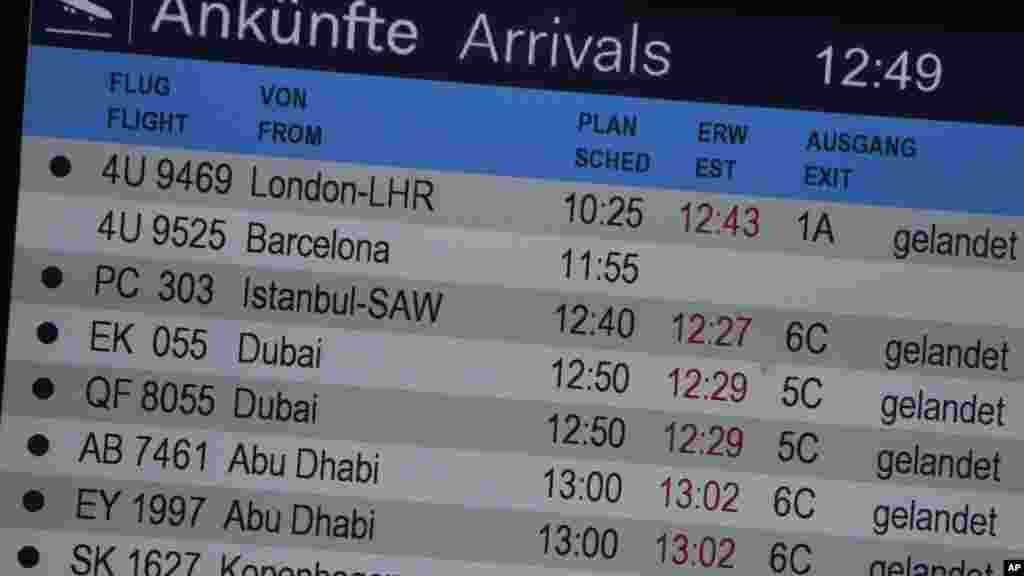 Le registre des arrivées montre le Vol 4U 9525 de Barcelone mauqant d'information sur l'avion de passagers qui transportait plus de 140 personnes écrasé dans la région Alpes françaises, à Düsseldorf, Allemagne, mardi 24 mars 2015.