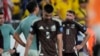 Santiago Giménez, de la selección de México, reacciona al final del partido de fútbol del Grupo B de la Copa América contra Ecuador en Glendale, Arizona, el domingo 30 de junio de 2024.