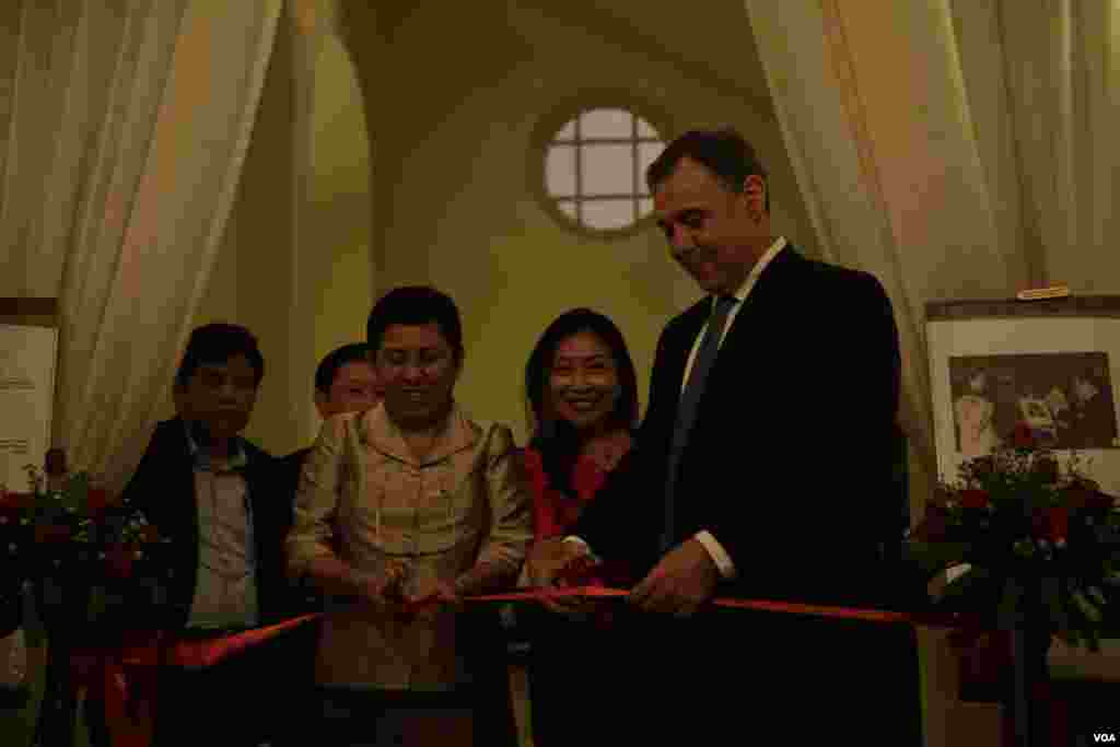 លោក William Heidt ឯកអគ្គរដ្ឋទូតសហរដ្ឋអាមេរិកប្រចាំកម្ពុជា និងអ្នកស្រី ភឿង សកុណា រដ្ឋមន្រ្តីក្រសួងវប្បធម៌ កាត់ខ្សែបូរដើម្បីបើកពិធី តាំងបង្ហាញរូបភាពដើម្បីអបអរខួបគម្រប់៥០ឆ្នាំនៃទស្សនកិច្ចរបស់អ្នកស្រី Jacqueline Kennedy ដែលជាភរិយារបស់ប្រធានាធិបតីអាមេរិកទី៣៥ លោក John F. Kennedy កាលពីថ្ងៃទី១៤ វិច្ឆិកា ២០១៧ រាជធានី ភ្នំពេញ។(ទុំ ម្លិះ/VOA)