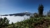 ARCHIVO - Vapor y gases salen del cráter del volcán Nevado del Ruiz, luego de que las autoridades declararan alerta naranja para el área y pidieran a los residentes cercanos que evacuaran como medida preventiva, visto desde Cerro Guali, Colombia, el 19 de abril de 2023.