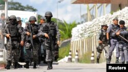 Policías brasileños son vistos afuera de una prisión en el estado de Amazonas en Manaus, donde hubo un enfrentamiento de prisioneros. Mayo 27 de 2019.