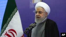 En esta imagen proporcionada por el sitio web oficial de la presidencia iraní, el presidente de Irán, Hasán Ruhani, habla en la ceremonia de inauguración de una central eléctrica en el noroeste de Irán, el jueves 1 de agosto de 2019. (Oficina iraní de Presidencia via AP)
