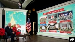 Presiden AS Joe Biden, ibu negara Jill Biden, dan anjing peliharaan yang baru, Commander, menyapa tentara AS di seluruh dunia secara virtual dari Gedung Putih, Washington, untuk mengucapkan Selamat Natal, Sabtu, 25 Desember 2021.