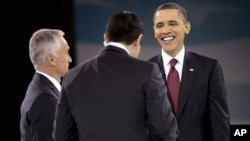 El presidente Barack Obama es saludado por el presidente de Univision César Conde (centro) y el presentador Jorge Ramos, en marzo de 2011.