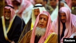 FILE - Saudi Arabia Grand Mufti, Sheikh Abdul Aziz Al-Asheikh, prays during a funeral at the Grand Mosque in Riyadh, Feb. 2008. 