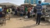 Les clients parcourent les tables des vendeurs au marché Colobane de Dakar, 17 juin 2017. (VOA/ Seydina Aba Gueye)