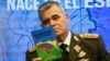 El ministro de Defensa de Venezuela, general en jefe Vladimir Padrino López, lee un panfleto sobre la potestad territorial en el Esequibo, durante una conferencia de prensa en Caracas, el pasado 13 de octubre de 2023.