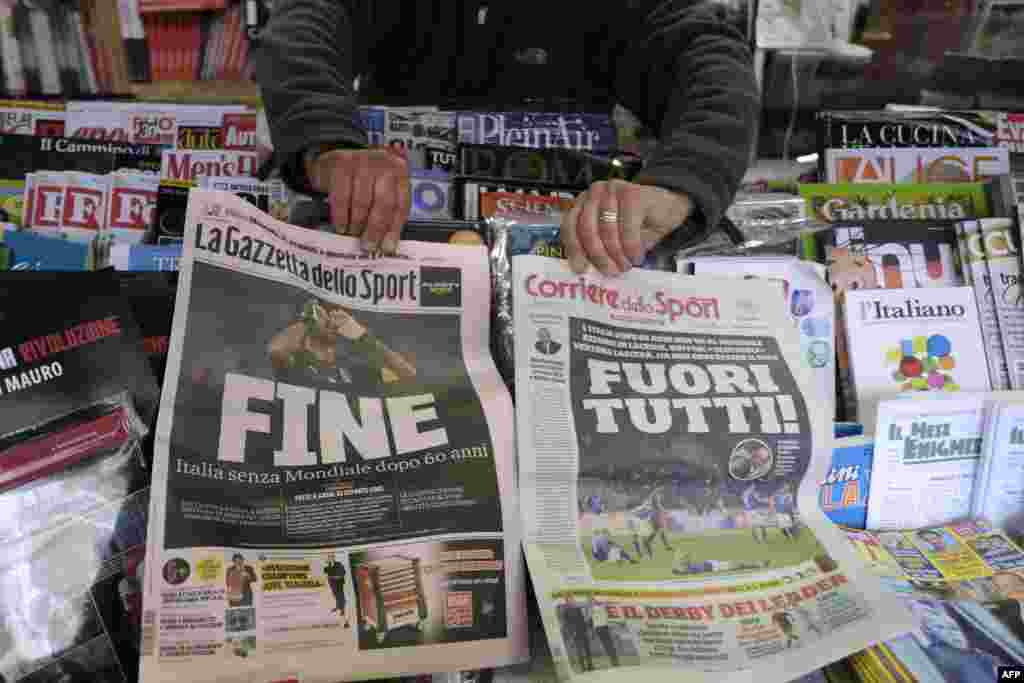 Un vendeur présente les premières pages des journaux un jour après le match de qualification de la Coupe du monde de la Fifa 2018 entre l'Italie et la Suède, Rome, le 14 novembre 2017.