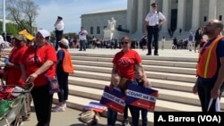 
Para pengunjuk rasa terlihat di depan gedung Mahkamah Agung di Washington saat berlangsung sidang mendengarkan perdebatan mengenai pertanyaan kewarganegaraan yang diusulkan pemerintahan Trump untuk ditambahkan dalam daftar pertanyaan sensus, 23 April 2019.

