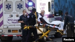 Paramédicos ingresan una camilla con un paciente a un hospital, tras el brote de coronavirus en Manhattan, el 18 de marzo de 2020.