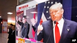 Un écran de télévision montre les images du président élu américain Donald Trump, à droite, et le dirigeant nord-coréen Kim Jong Un lors d'un programme d'information à la gare de Séoul à Séoul, en Corée du Sud, 10 novembre 2016. 